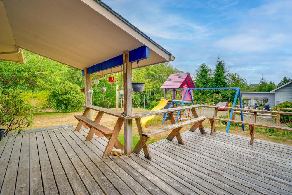 Cozy Washington Retreat with Deck, Walk to Beach!